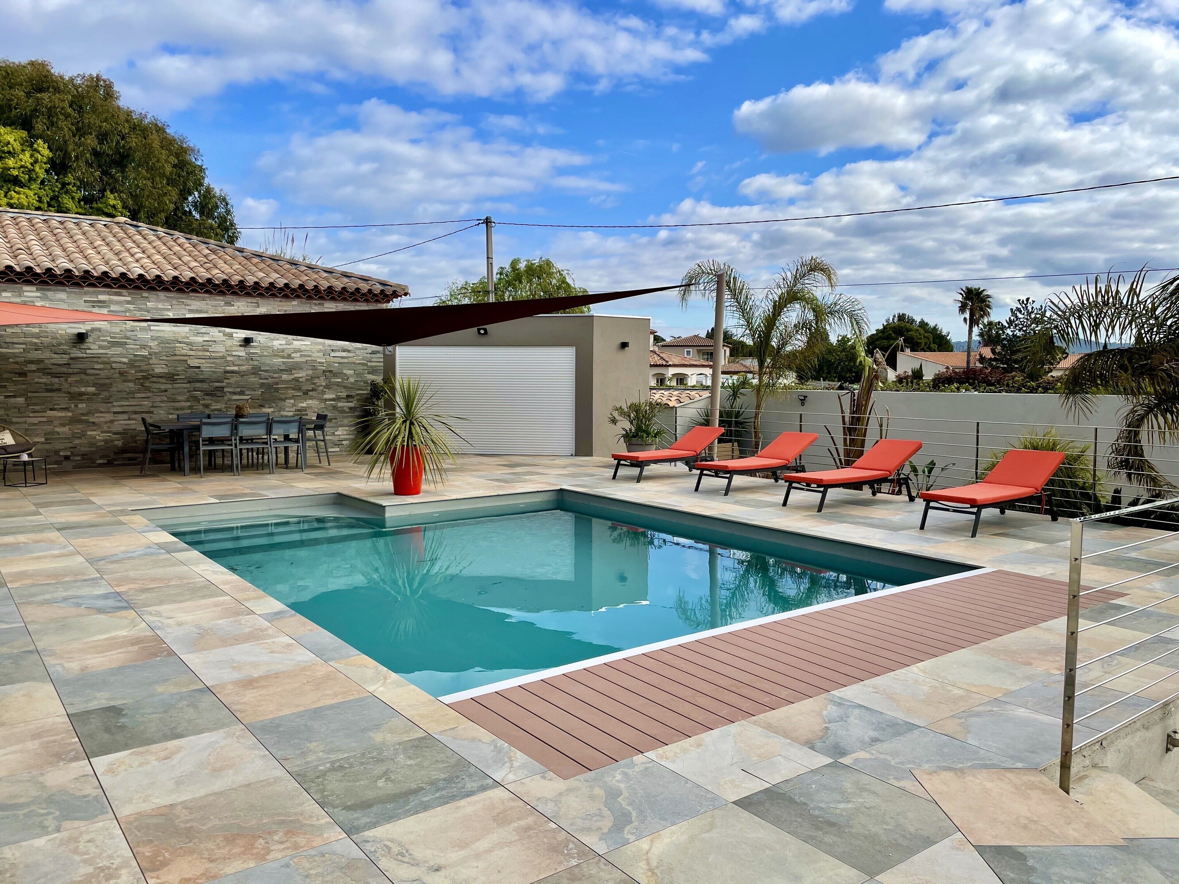 Een buitenzwembad en een verwarmd zwembad