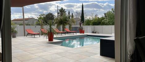 Een buitenzwembad en een verwarmd zwembad