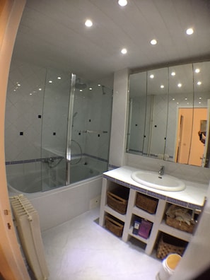 Bathtub, hair dryer, towels, toilet paper - Nice apartment with sea view (Marseille)