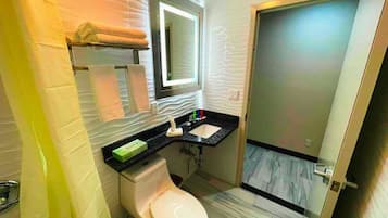 Amenidades de baño gratuitas, toallas, jabón, shampoo