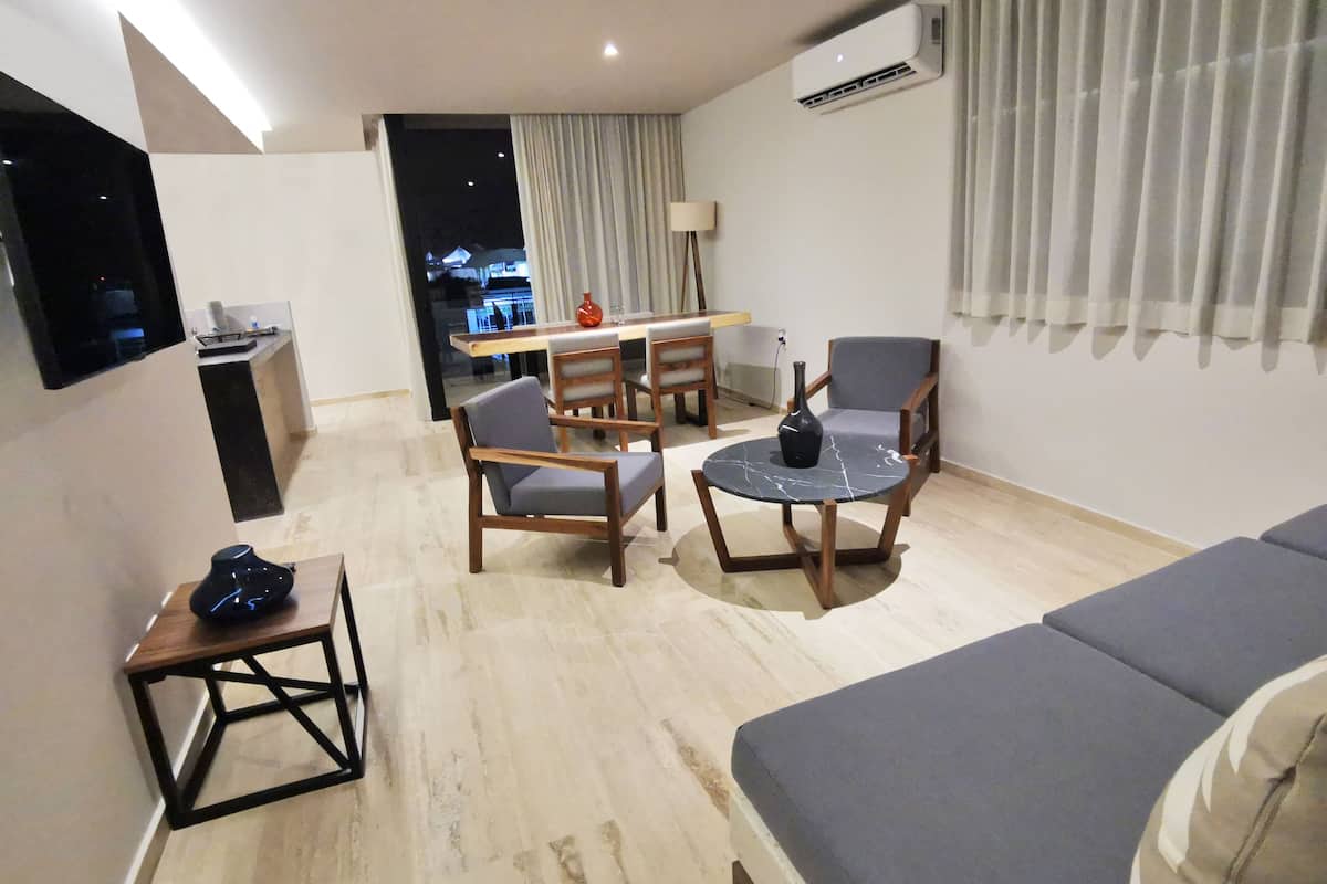 Appartamento Luxury, 1 camera da letto, balcone, vista città | Area soggiorno | TV a schermo piatto 32 pollici con canali via cavo, TV