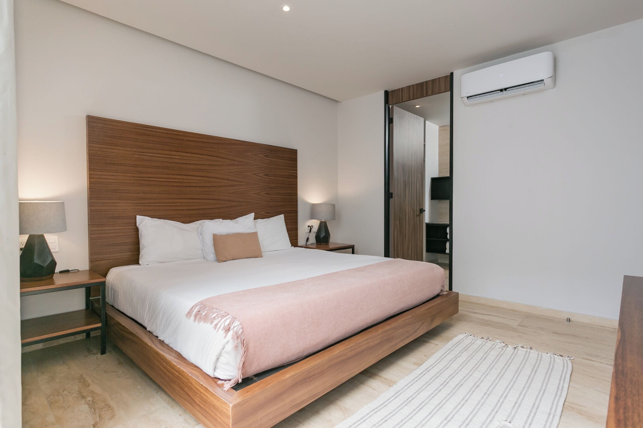 Apartamento luxo, 1 quarto, sacada | Cofres nos quartos, individualmente mobiliados, cortinas blackout