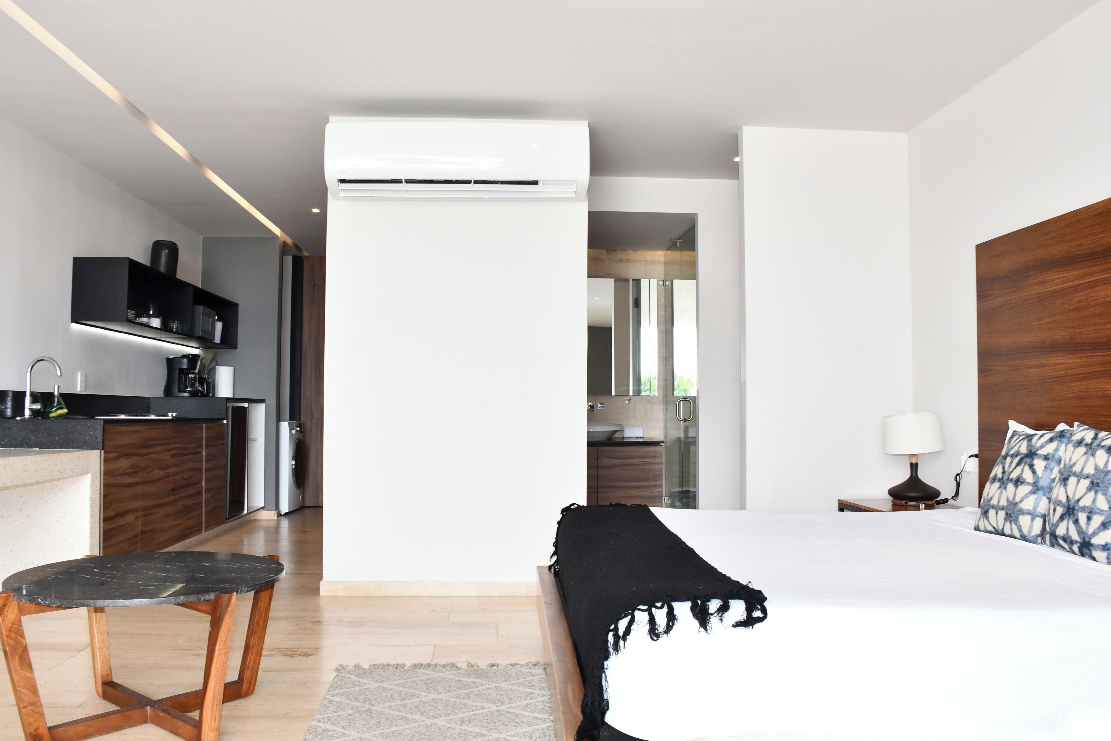 Suíte estúdio superluxo, sacada | Cofres nos quartos, individualmente mobiliados, cortinas blackout