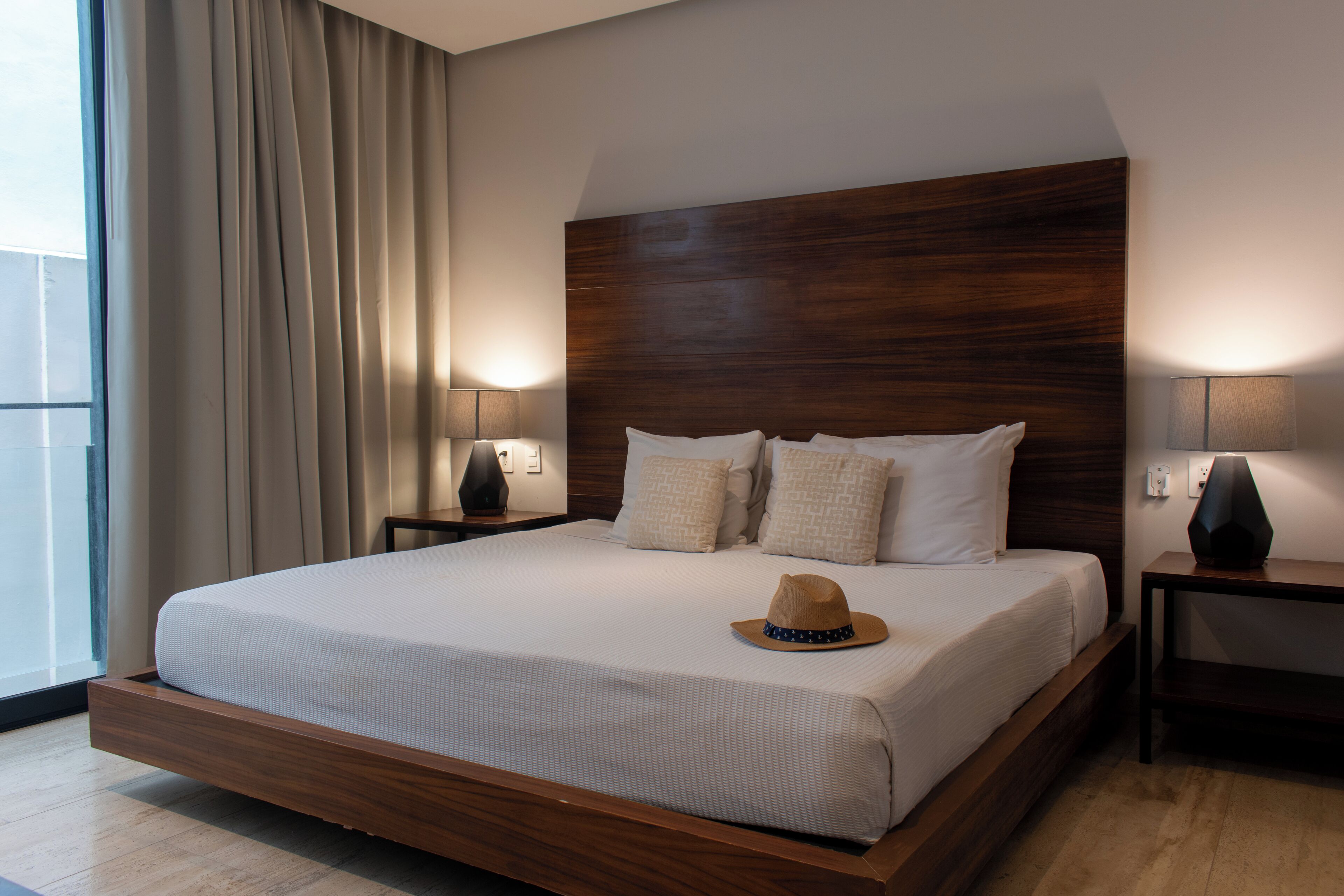 Apartamento conforto, 1 cama King e sofá-cama, sacada | Cofres nos quartos, individualmente mobiliados, cortinas blackout