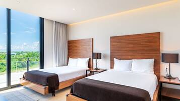 Een moderne hotelkamer met twee bedden, grote ramen en uitzicht op groen.