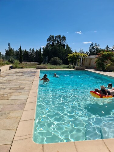 Jolie Maison de Campagne Avec Grande Piscine et Terrain de Tennis