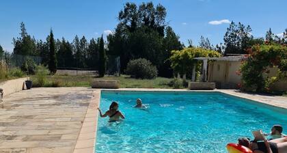 Jolie Maison de Campagne Avec Grande Piscine et Terrain de Tennis