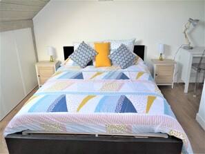 1 chambre, bureau, fer et planche à repasser, lit parapluie