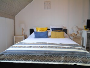 1 غرفة نوم ومكتب ومكواة/لوح كي وسرير سفر