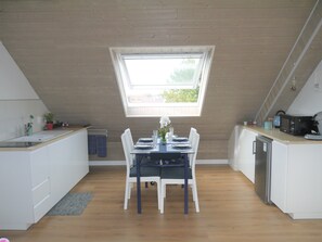 Fridge, microwave, stovetop, coffee/tea maker - 13K Apt ARZ 39m²- Au Calme, vue sur les Toits, Proche Centre-ville (Vannes)
