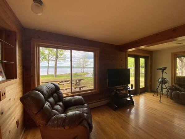 Smart TV, reproductor de DVD, libros y estéreo 