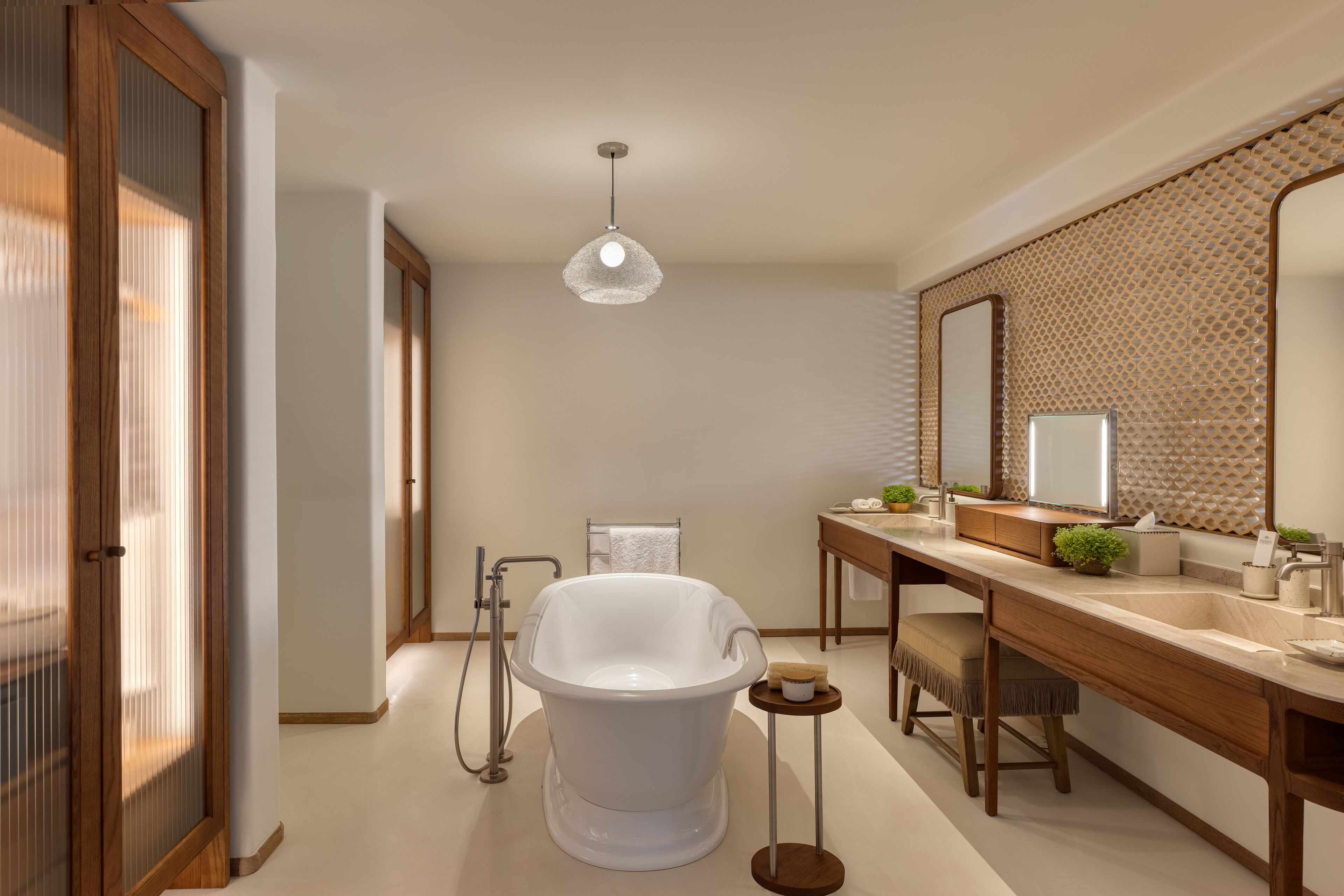 Regadera tipo lluvia, amenidades de baño gratuitas, secadora de cabello 