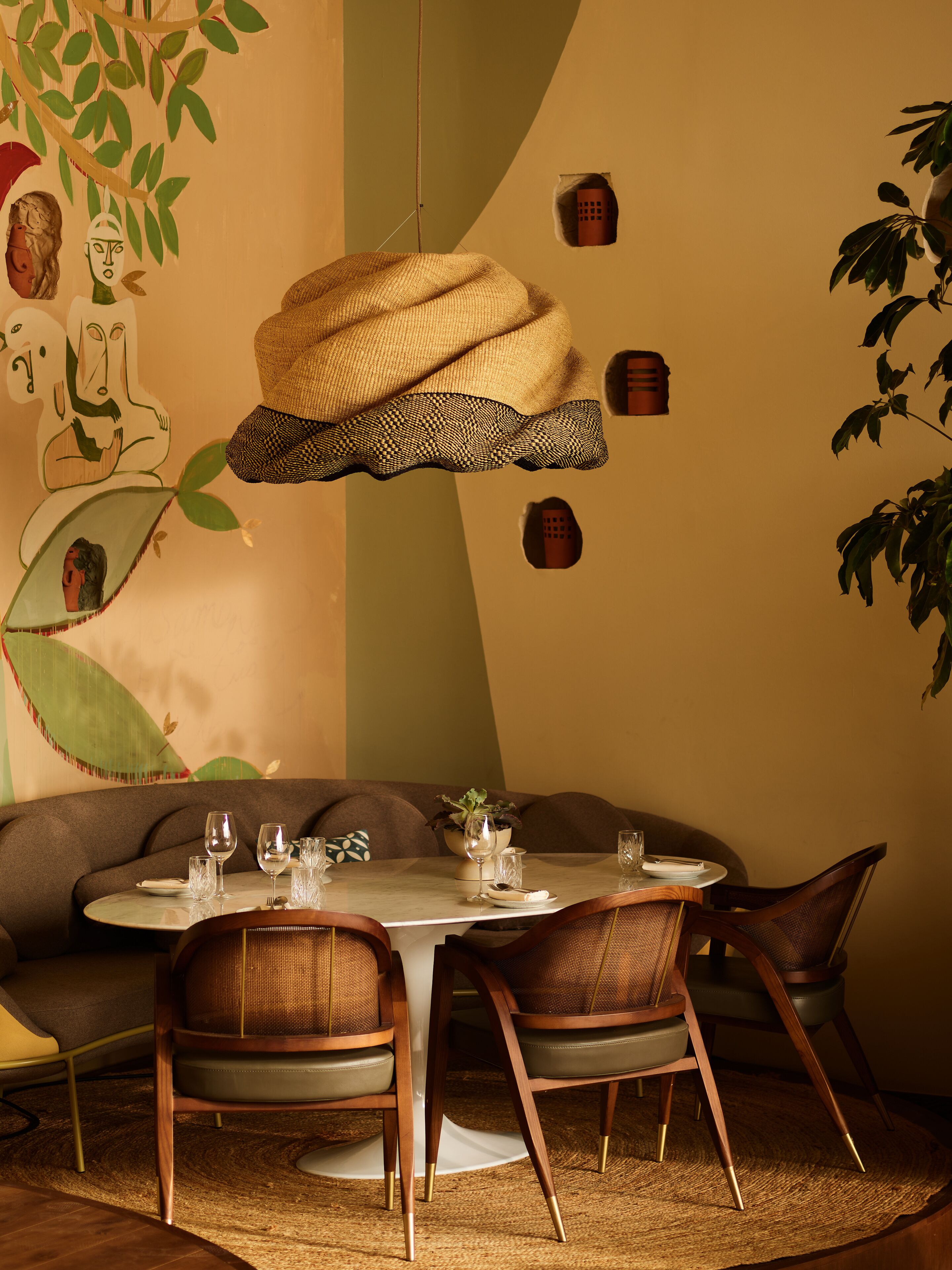4 restaurants, breakfast served