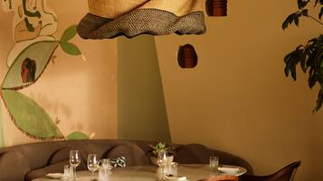 4 restaurants, breakfast served