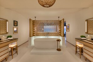 Suite, 1 camera da letto, vista mare | Bagno | Soffione a pioggia, set di cortesia gratuito, asciugacapelli