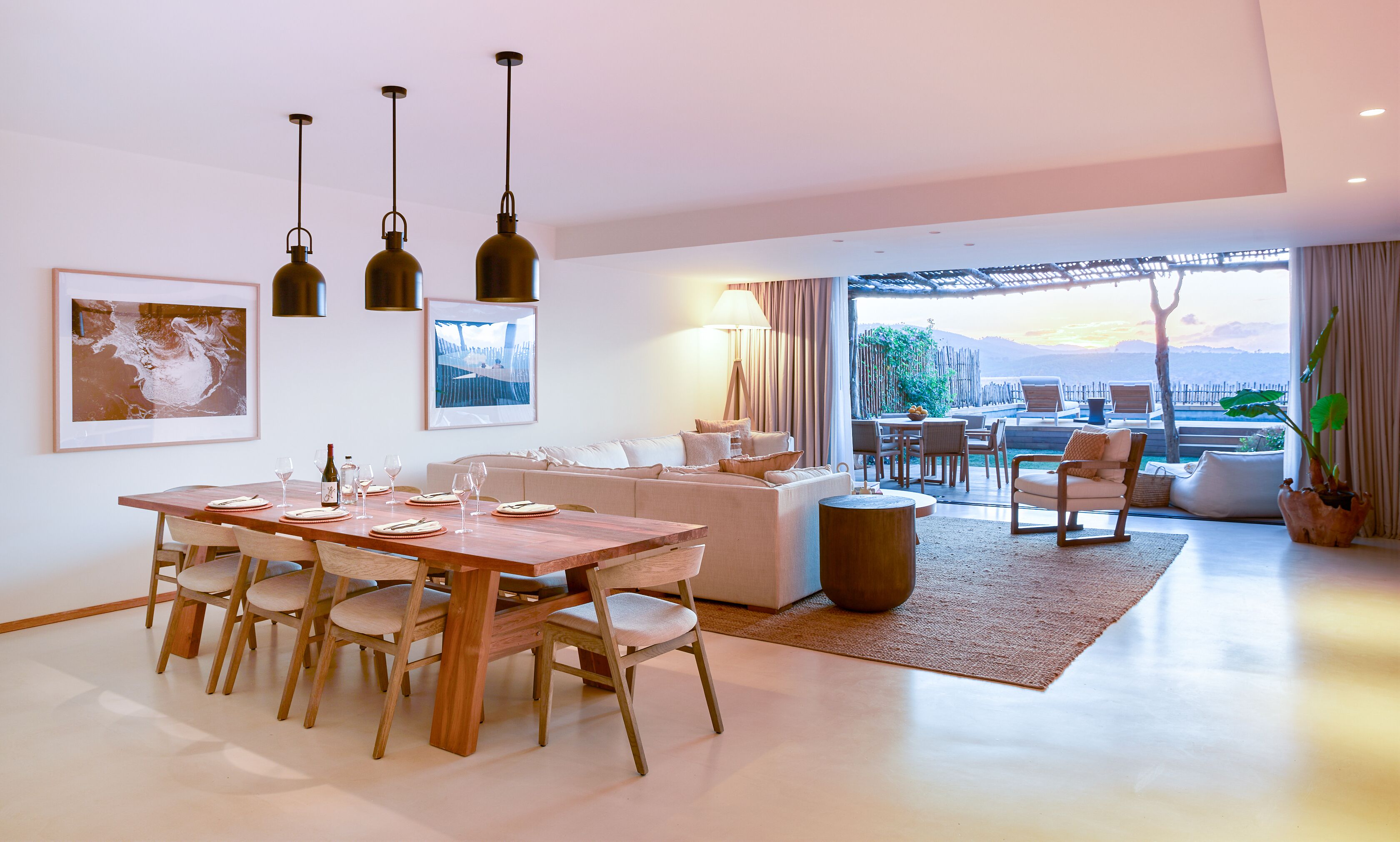 Townhouse, 5 habitaciones | Área de sala de estar | Smart TV de 65 pulgadas con canales por cable y televisión 