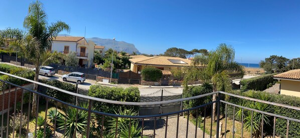 A residential area with houses, a street, and a mountain in the background. - Villa Cavalluccio Marino con piscina idromassaggio (Carini)