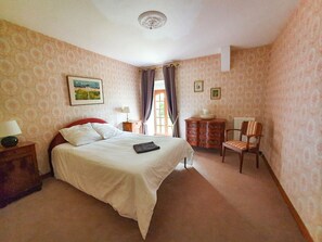 2 chambres, bureau, fer et planche à repasser, lit parapluie