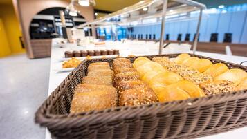 Café da manhã com buffet todos os dias mediante uma taxa