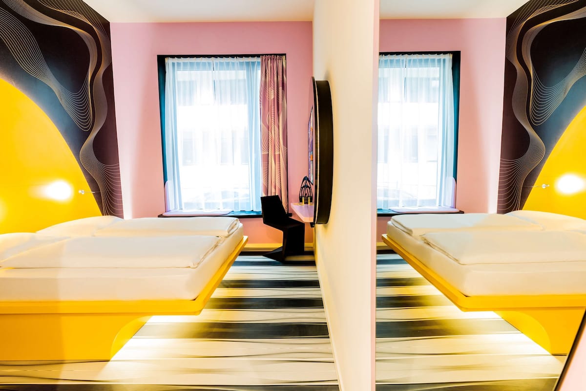 Hypoallergeen beddengoed, een bureau, een laptopwerkplek