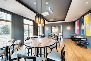 Café da manhã com buffet diário (EUR 17.9 por pessoa)