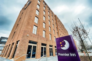 Korkea tiilitalo, jonka yläpuolella on selkeästi näkyvä Premier Inn -kyltti.