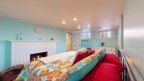 3 bedrooms, free WiFi, bed sheets - Mulberry Place: A Charming Cottage Near Old Town! (Fort Collins)
