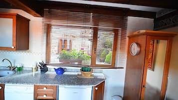 Een koelkast, een magnetron, een oven, een kookplaat