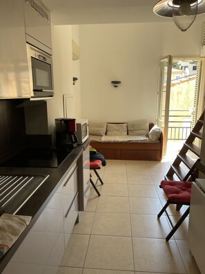 Fridge, microwave, oven, stovetop - Studio (Île de Porquerolles)