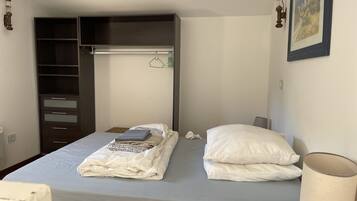 1 chambre, fer et planche Ă  repasser, Wi-Fi gratuit, draps fournis
