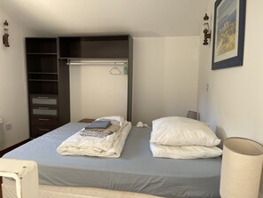 1 dormitorio, tabla de planchar con plancha, wifi gratis y ropa de cama
