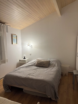 5 Schlafzimmer, Schreibtisch, Bügeleisen/Bügelbrett, kostenloses WLAN