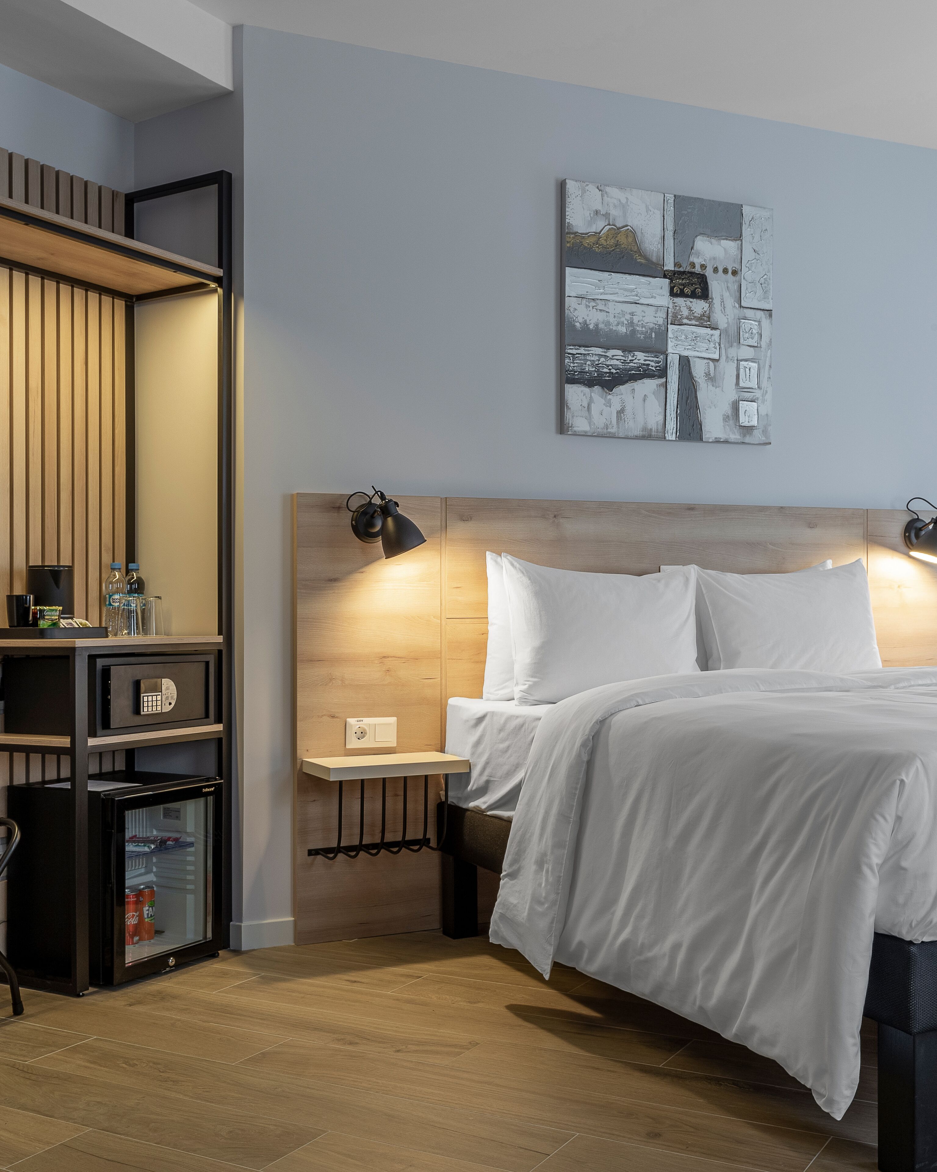 ห้องดีลักซ์ดับเบิล | เครื่องนอนระดับพรีเมียม, ตู้นิรภัยในห้องพัก, ผ้าม่านกันแสง