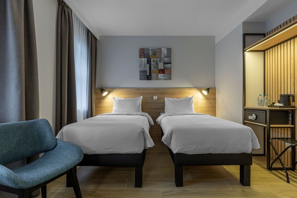 Comfort-Doppel- oder -Zweibettzimmer | Hochwertige Bettwaren, Zimmersafe, Verdunkelungsvorhänge