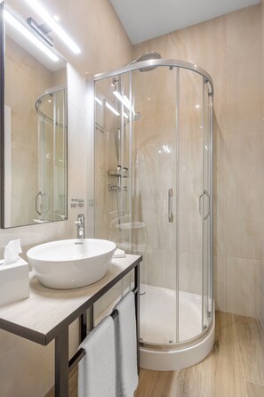 Habitació doble Deluxe | Bany | Articles de tocador gratuïts, assecador de cabells i sabatilles 