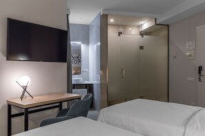 Habitación superior con 1 cama doble o 2 individuales | Baño | Artículos de higiene personal gratuitos, secador de pelo y zapatillas