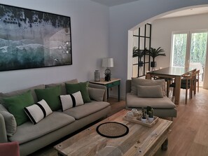 Smart TV, DVD player - Nice renovated house one step from the beach  (Port de Pollença)