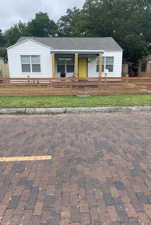 Exterior - CENTRAL TAMPA HOME - 1.5 Miles North of Downtown  (Tampa)