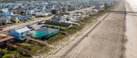 Une zone résidentielle côtière comprenant des maisons, une plage et une promenade en bord de mer.