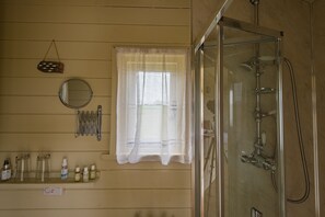 Shower, hair dryer, towels - Rumwold by Bloom Stays -  a rural shepherds hut sleeping 2 with amazing views! (Ashford)