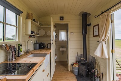 Rumwold by Bloom Stays - a rural shepherds hut sleeping 2 with amazing views!
