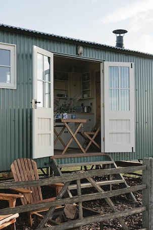 Exterior. Rumwold by Bloom Stays - a rural shepherds hut sleeping 2 with amazing views!