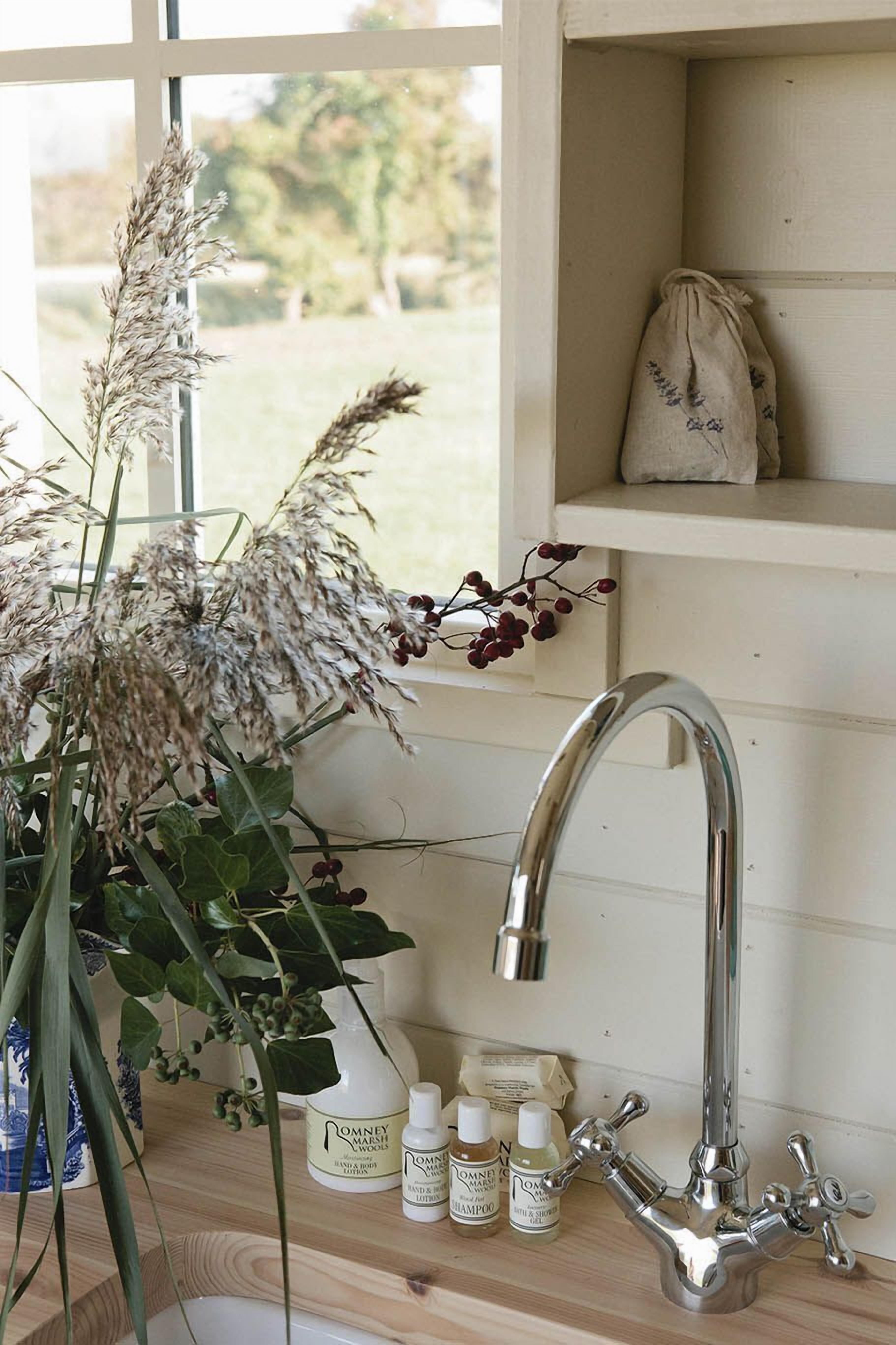 Chuveiro, secador de cabelo, toalhas de banho 