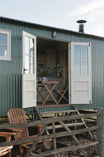 The Lookerer by Bloom Stays -  a rural shepherds hut with amazing views!