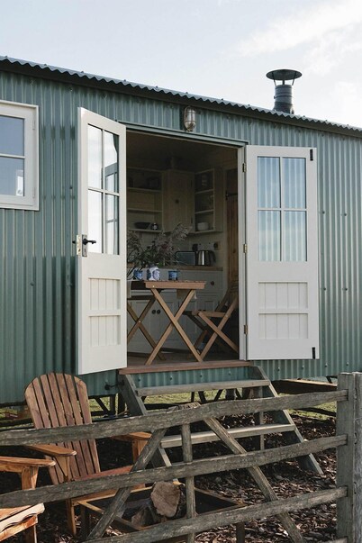 The Lookerer by Bloom Stays -  a rural shepherds hut with amazing views!