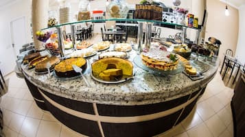 Café da manhã com pratos da culinária local grátis todos os dias