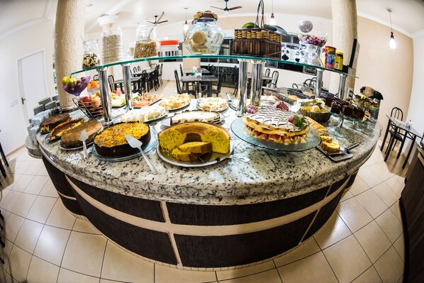 Desayuno con opciones de la cocina local incluido todos los días