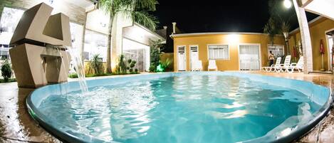 Utendørsbasseng og solsenger