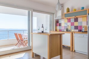 Kühlschrank, Mikrowelle, Herdplatte, Geschirrspüler