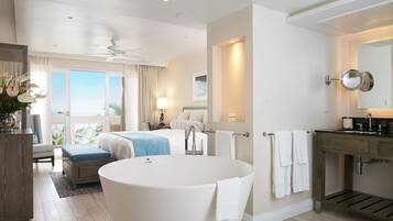 Frigobar, cofres nos quartos, escrivaninha